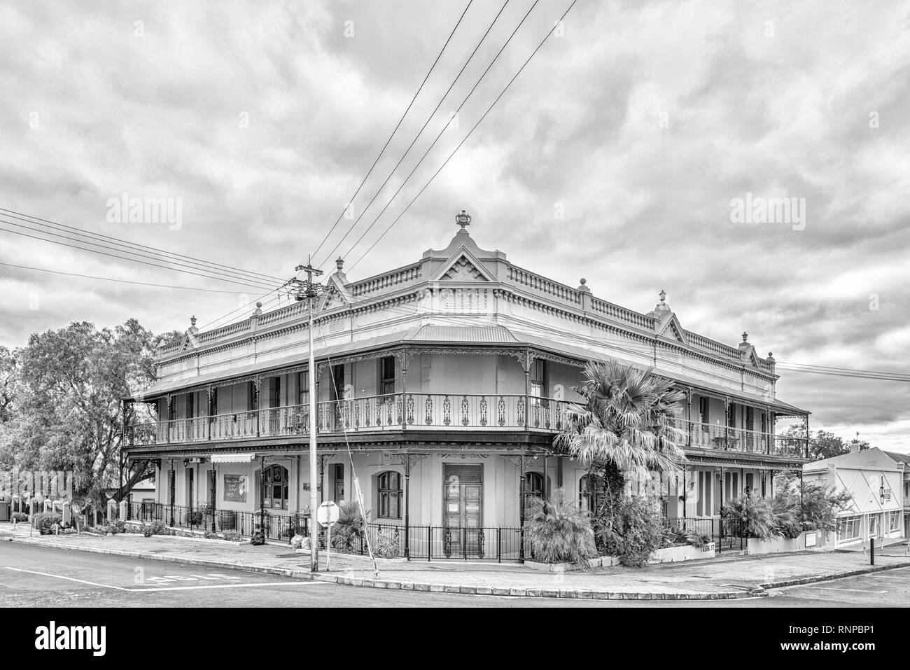 PIKETBERG, SÜDAFRIKA, 22. AUGUST 2018: eine Straße, Szene, mit einem historischen Hotel, Piketberg im Swartland Region der Provinz Western Cape. M Stockfoto