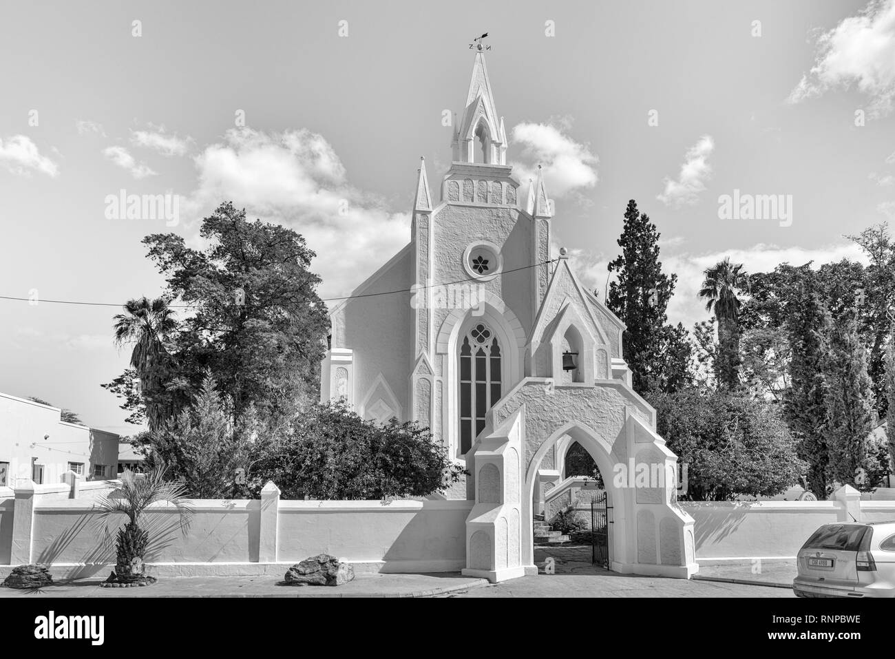 CLANWILLIAM, SÜDAFRIKA, 22. AUGUST 2018: Die historische erste Niederländische Reformierte Kirche in Clanwilliam in der Western Cape Provinz. Schwarzweiß Stockfoto
