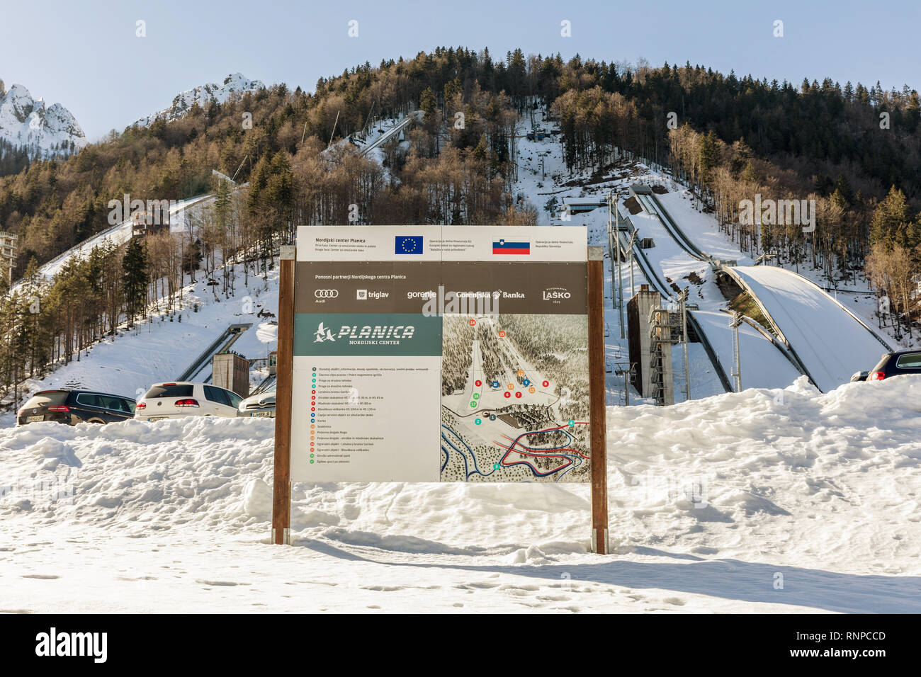 Planica, Slowenien - 17. Februar 2019. Planica Nordic Center, Komplex von Ski Jump Hügel sonnigen Wintertag. Planica ist berühmt Skispringen Veranstaltungsort mit Fliegen Stockfoto