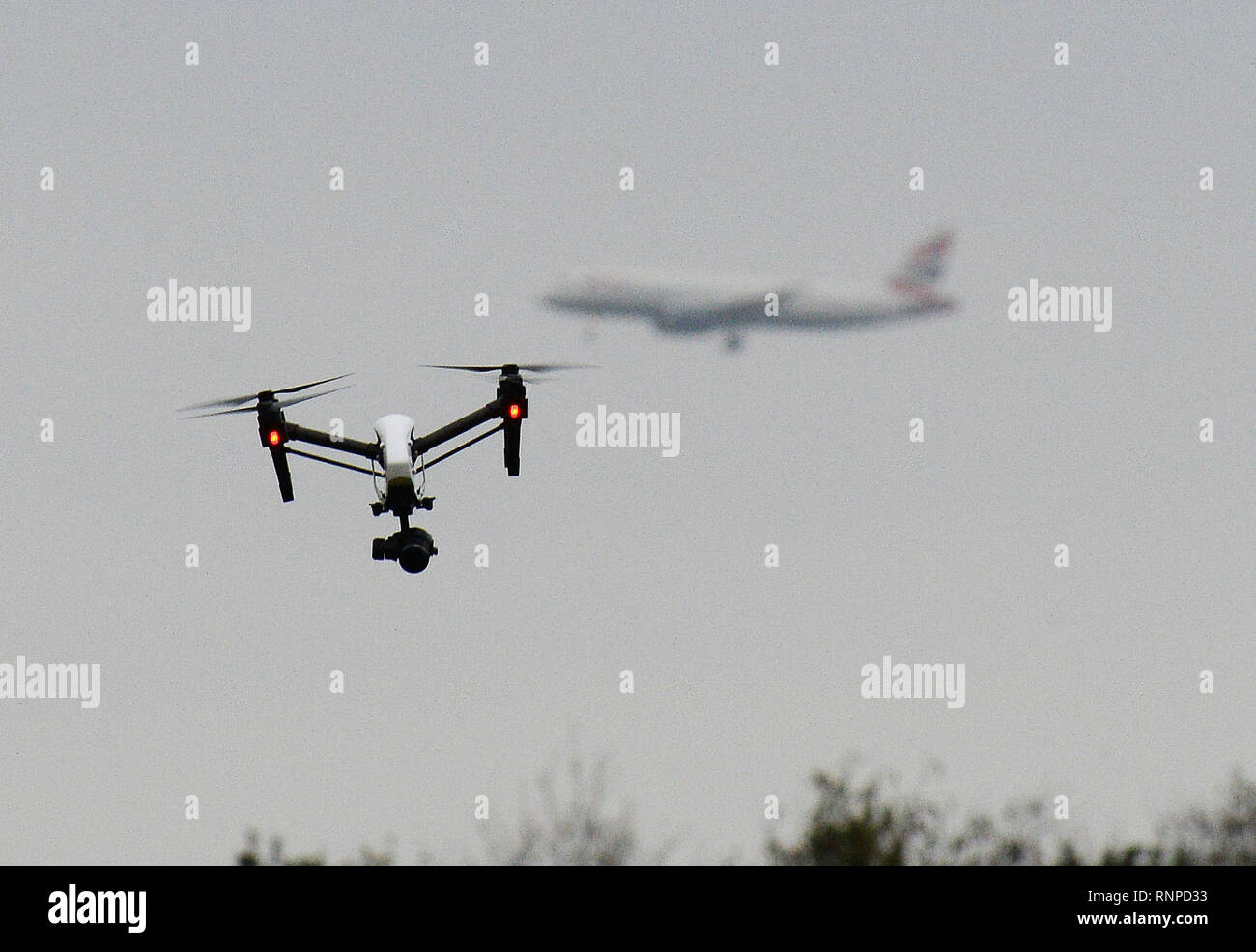 Eine Drohne fliegt in Hanworth Park im Westen von London, als British Airways 747 Ebene bereitet am Flughafen Heathrow hinter zu landen. ... Drone Stock... 25-02-2017... London... UK... Photo Credit: John stillwell/PA-Archiv. Eindeutige Referenz Nr. 30281224... Bild Datum: Samstag, Februar 25, 2017. Photo Credit: John stillwell/PA-Kabel Stockfoto