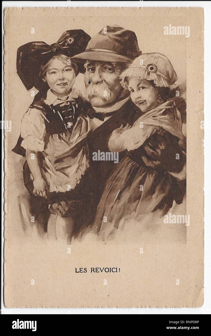 Carte postale estampe Georges Clemenceau et enfants symbolizant l'Alsace et la Lorraine. Stockfoto