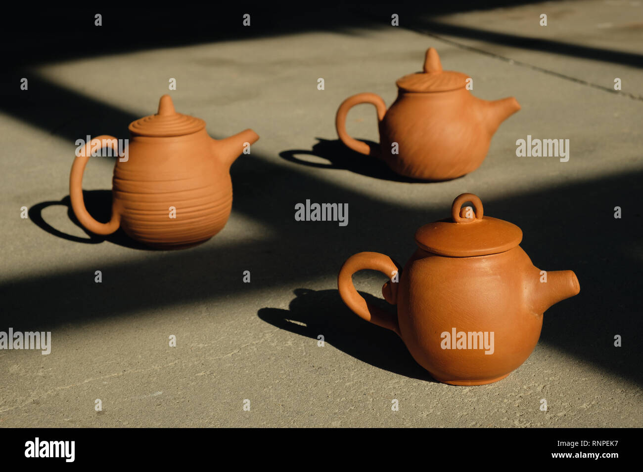 Drei Keramik Keramik Teekannen aus Ton das Trocknen in der Sonne. Ton Textur Stockfoto