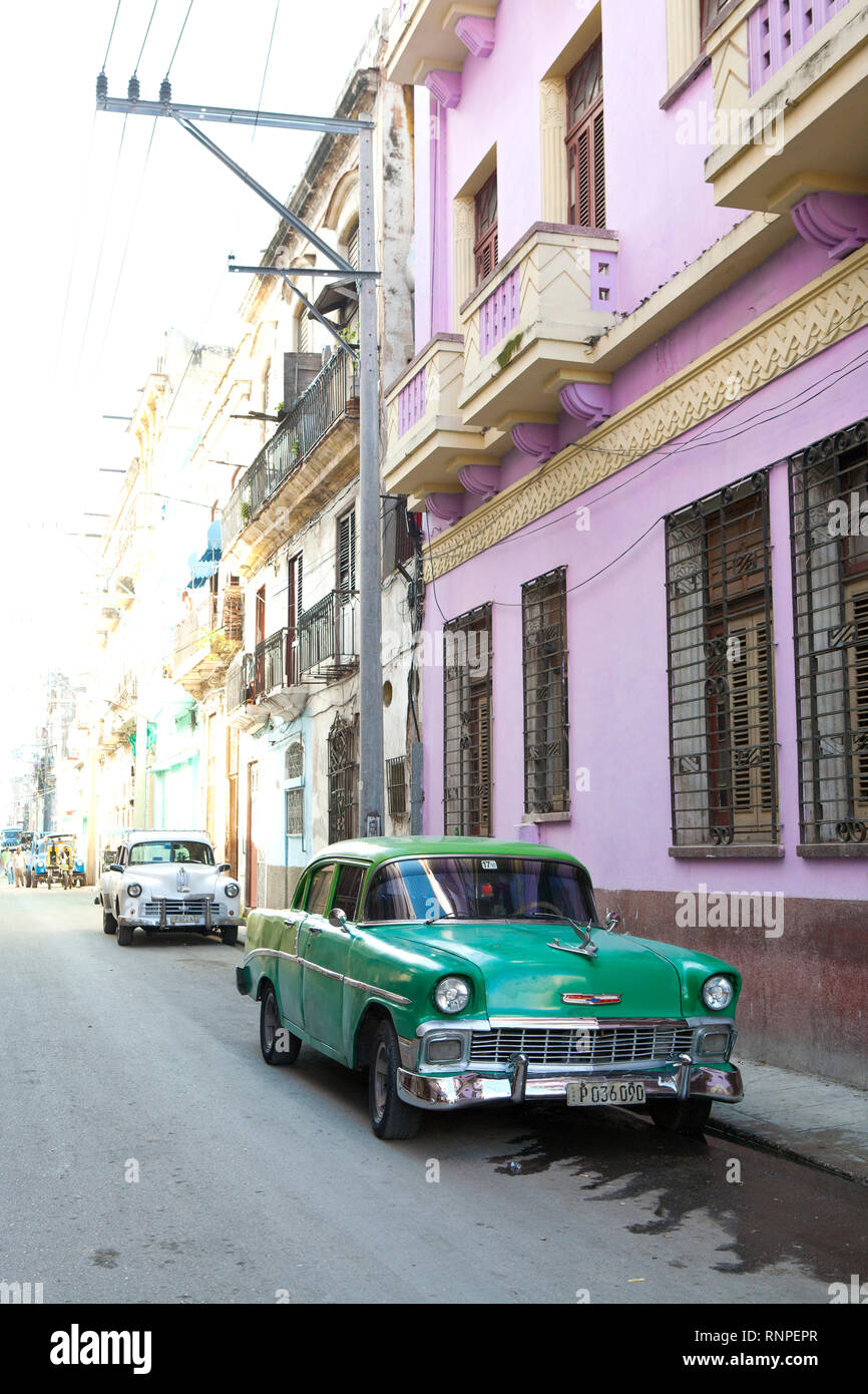 Klassische amerikanische Auto in der Altstadt von Havanna, Kuba geparkt Stockfoto