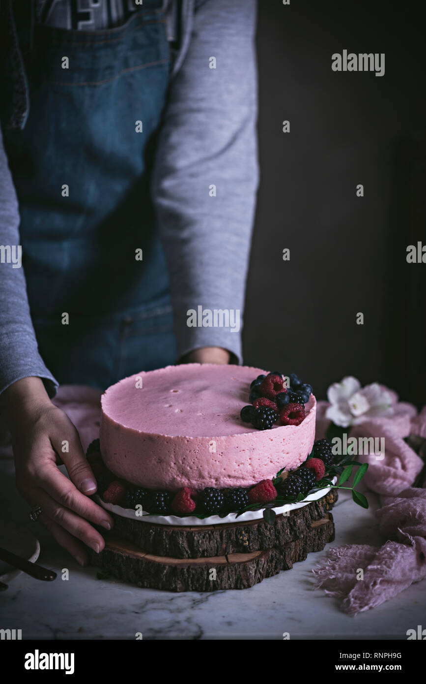 Erdbeerkuchen auf Tisch Stockfoto
