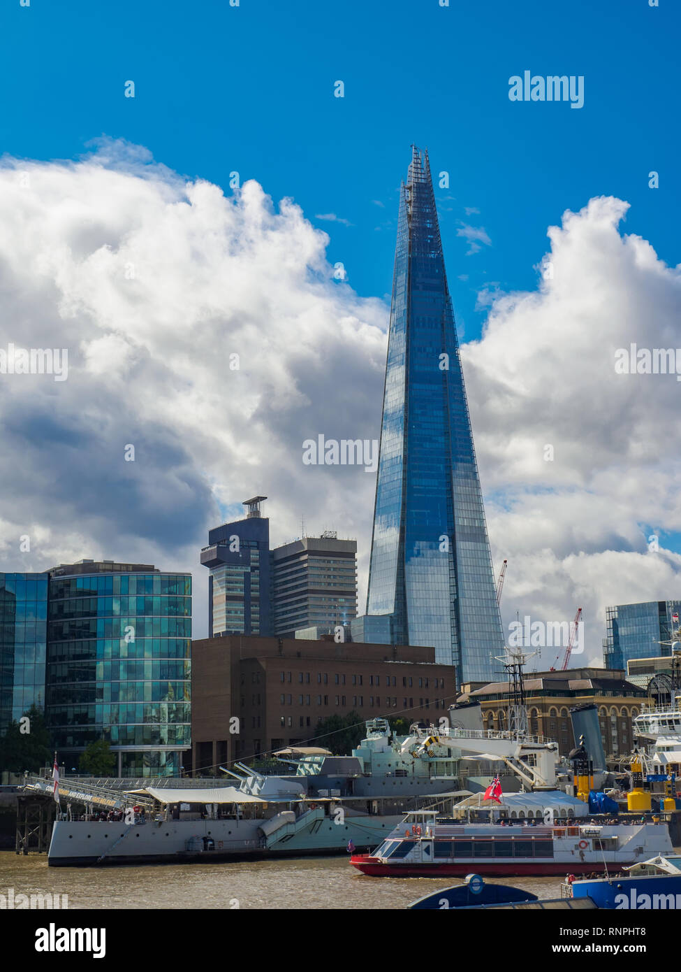 Skyline von London mit Blick auf die London Bridge City mit dem Shard, zwischen London Bridge und Tower Bridge befindet sich auf der Südseite der Themse. Stockfoto