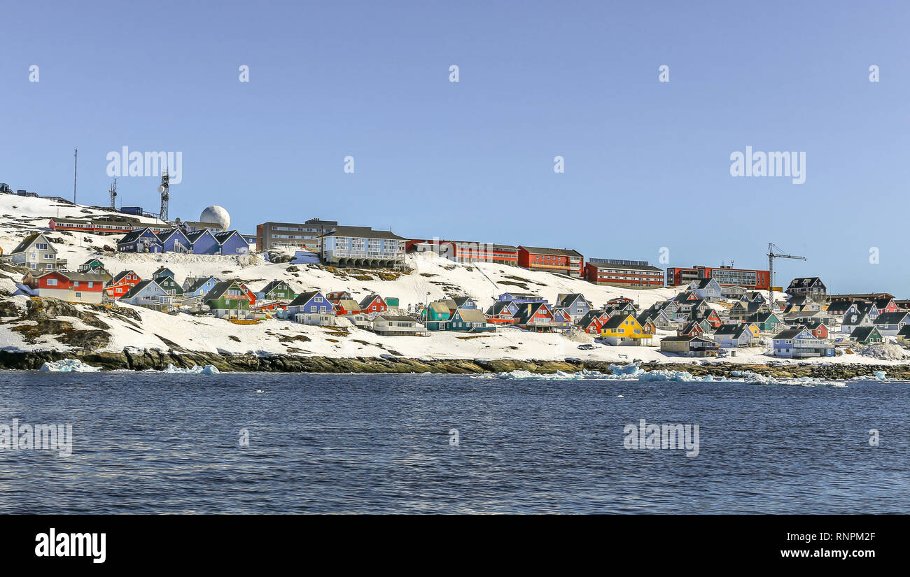 Viele Inuit Hütten und bunten Häusern an der felsigen Küste entlang dem Fjord, Nuuk, Grönland 8. Stockfoto
