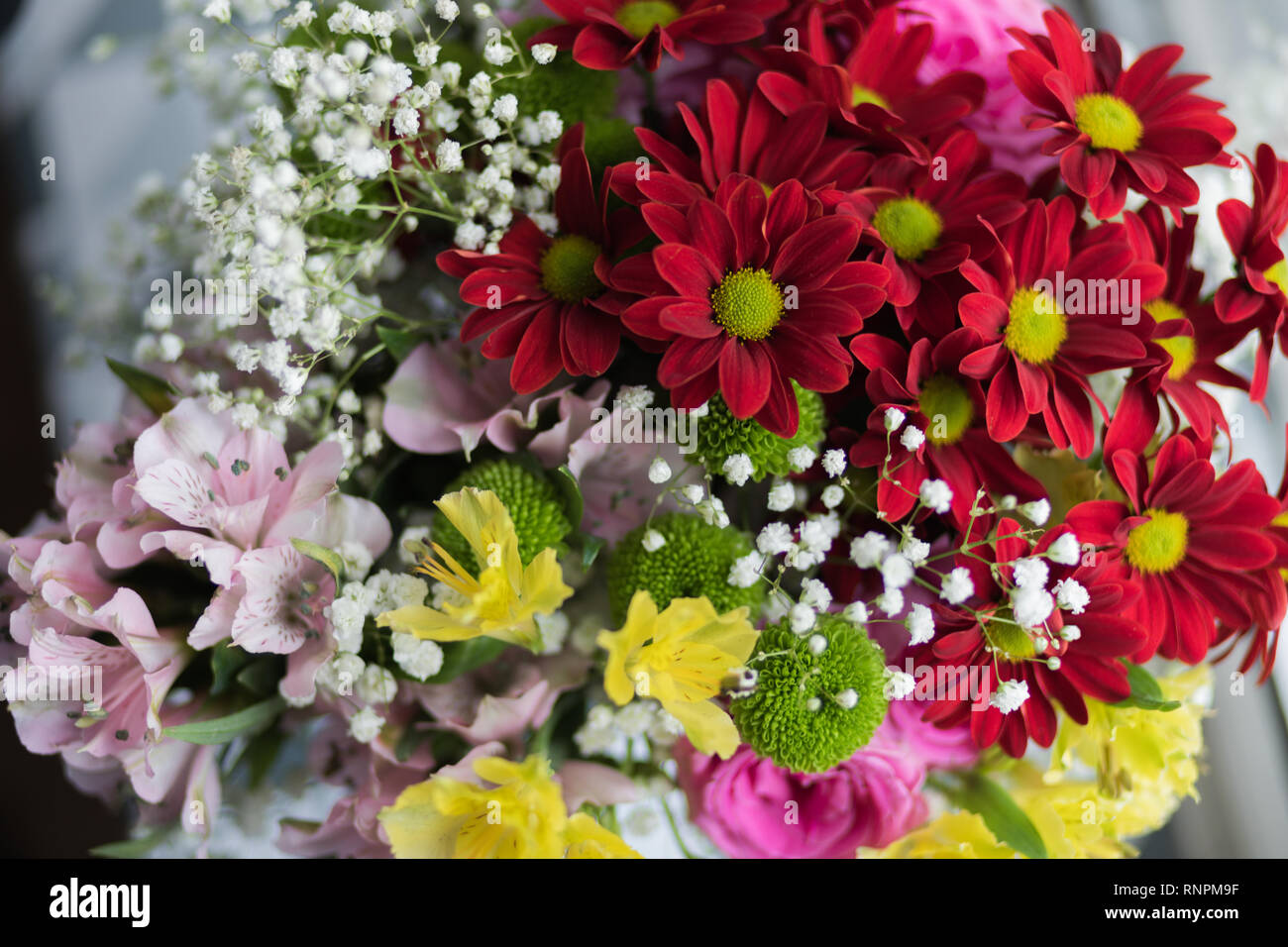 Rates stellt Luxus Kerze mit floralen Komposition und Marmor Effekt für Ihr Zuhause Stockfoto