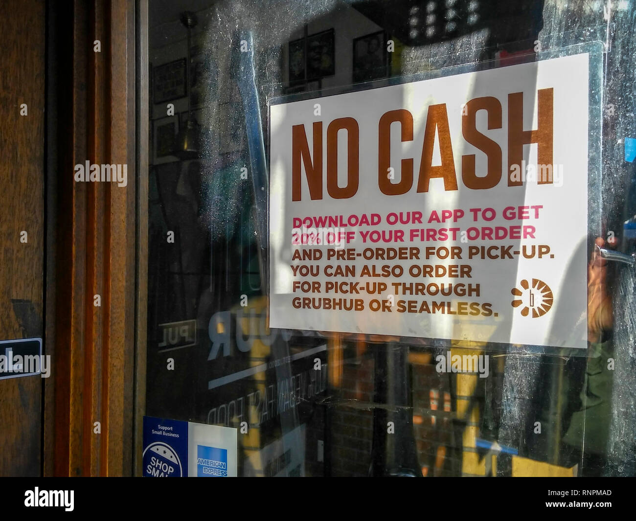 Ein Schild an der Tür einer Bäckerei in New York informiert potentielle Kunden, dass die Einrichtung nicht Bargeld, am Sonntag gesehen akzeptieren, 10. Februar 2019. (Â© Richard B. Levine) Stockfoto