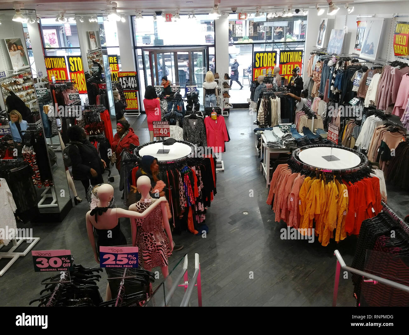 Das Charlotte Russe store in der Herald Square in New York am Freitag, Februar 15, 2019 zeigt Anzeichen informieren die Käufer der Heruntergesetzte Ware innerhalb von Lügen. Die Kette, die Appelle an eine jüngere, eingeordnet für Bankrott des Kapitels 11 Schutz und ist Schalung ca. 94 Filialen. (Â© Richard B. Levine) Stockfoto