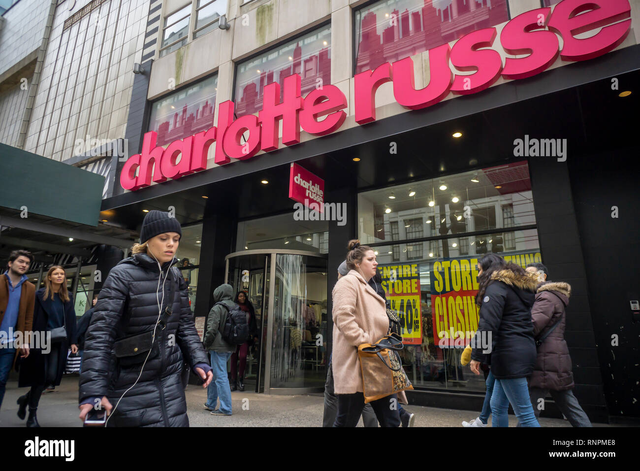 Das Charlotte Russe store in der Herald Square in New York am Freitag, Februar 15, 2019 zeigt Anzeichen informieren die Käufer der Heruntergesetzte Ware innerhalb von Lügen. Die Kette, die Appelle an eine jüngere, eingeordnet für Bankrott des Kapitels 11 Schutz und ist Schalung ca. 94 Filialen. (Â© Richard B. Levine) Stockfoto