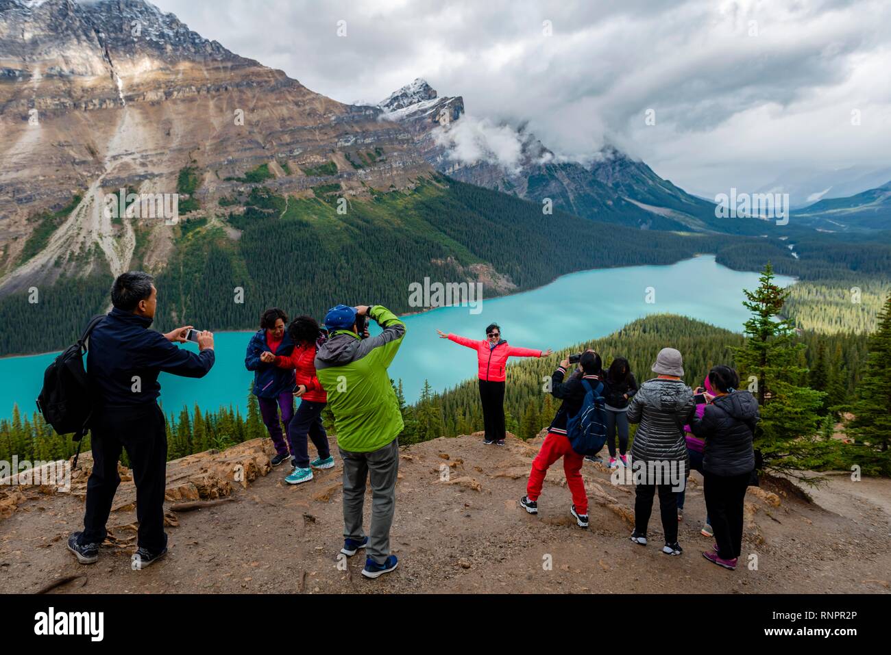 Asiatische Touristen posieren für ein Foto, Türkis Lake, Peyto Lake, Rocky Mountains, Banff National Park, Alberta, Kanada, Nordamerika Stockfoto
