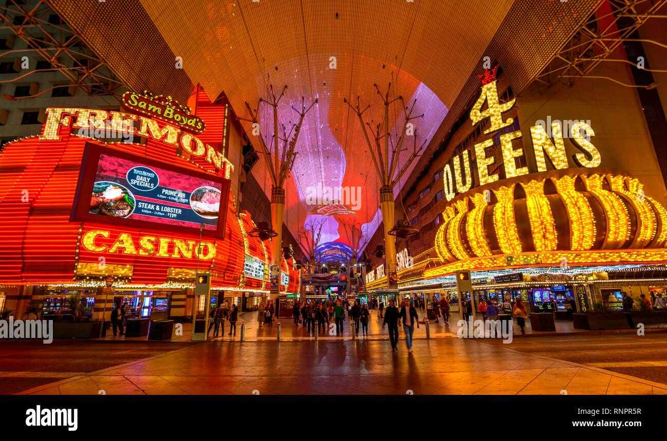Neon Kuppel der Fremont Street Experience im alten Las Vegas, Casino Hotel 4 Königinnen, Fremont Casino, Nachtaufnahme, Downtown Las Vegas, Downtown, Las Vegas, Stockfoto