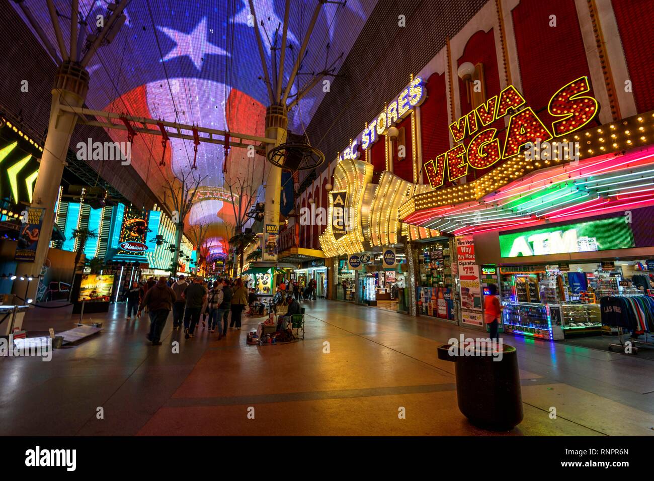Neon Kuppel der Fremont Street Experience im alten Las Vegas, Nachtaufnahme, Downtown, Las Vegas, Nevada, USA, Nordamerika Stockfoto