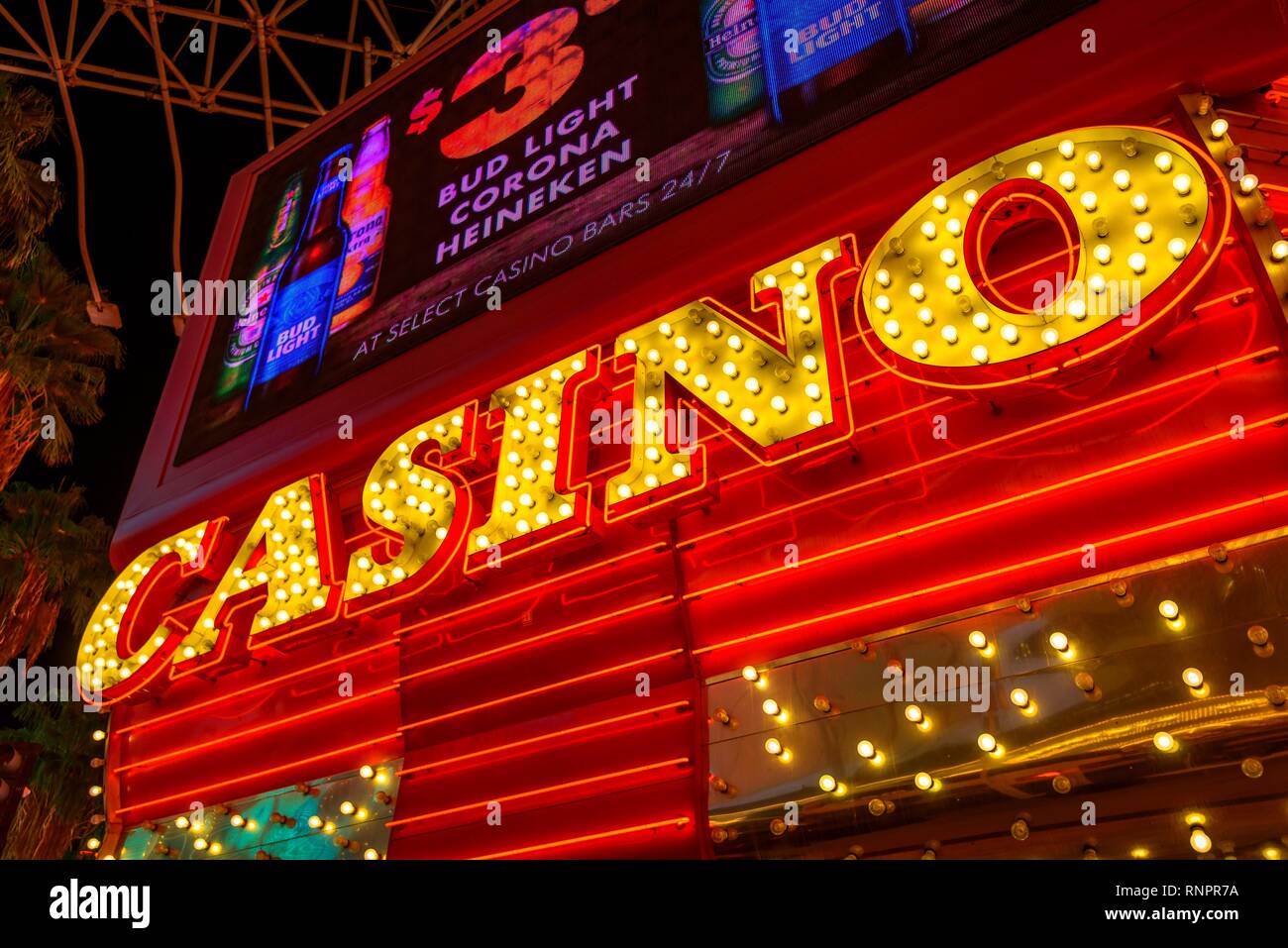 Casino, neon Leuchtreklame, Fremont Street Experience im alten Las Vegas, Nachtaufnahme, Downtown, Las Vegas, Nevada, USA, Nordamerika Stockfoto