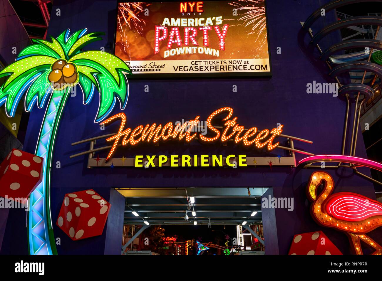 Neon leuchtreklamen an der Fremont Street Experience im alten Las Vegas, Nachtaufnahme, Downtown, Las Vegas, Nevada, USA, Nordamerika Stockfoto