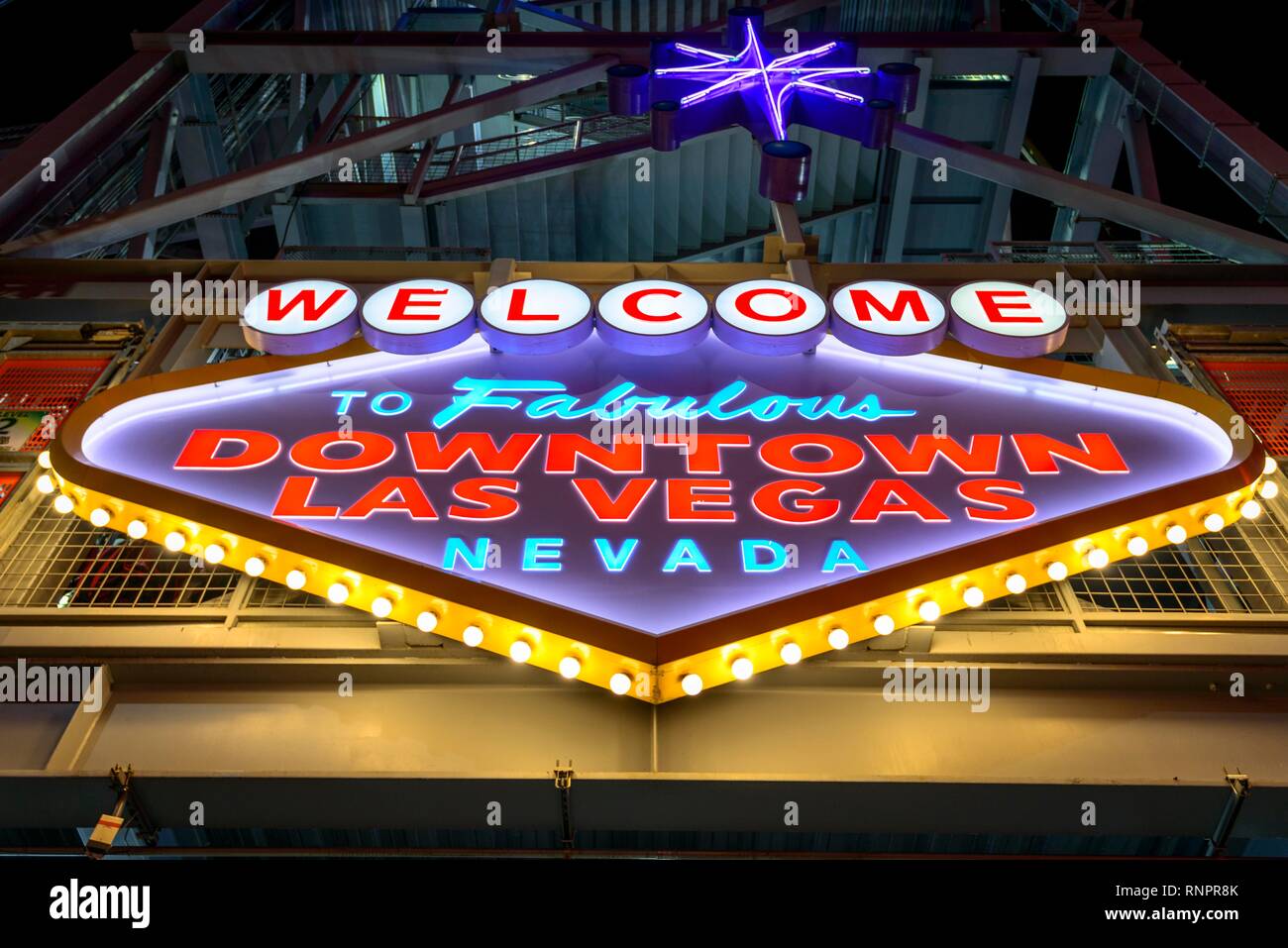 Helle Willkommen im fabelhaften Downtown Las Vegas Nevada Schild an der Fremont Street Experience im alten Las Vegas, Neon Neon signs, Nachtaufnahme, Downtown, Las V Stockfoto