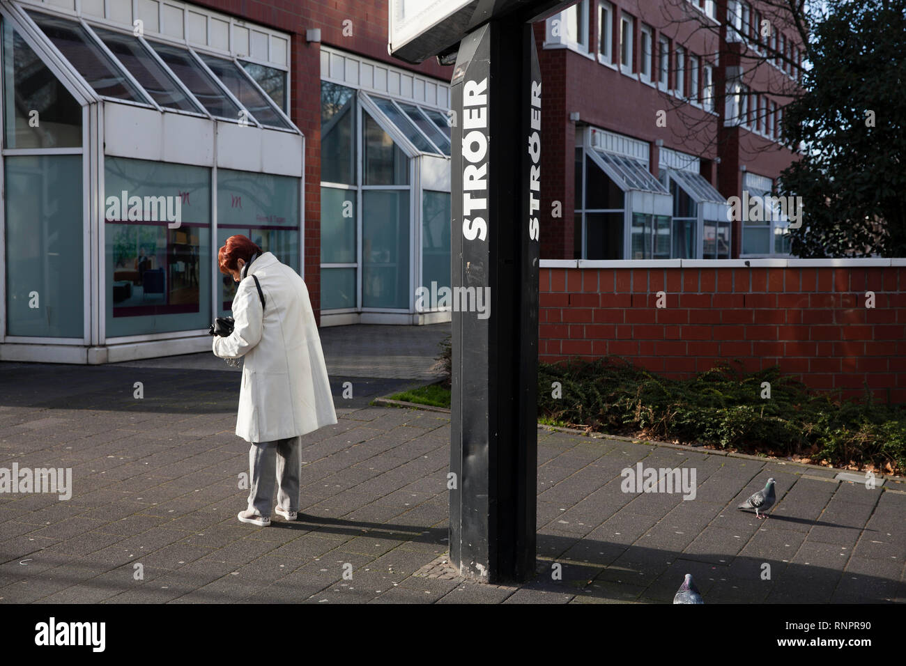 Frau Severin Straße, Tauben, Köln, Deutschland. Frau auf der Severinstrassel, Tauben, Koeln, Deutschland. Stockfoto