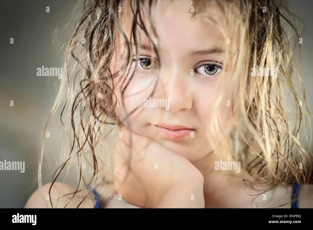 Mädchen, 8 Jahre, mit nassen Haaren, Porträt, Deutschland Stockfoto