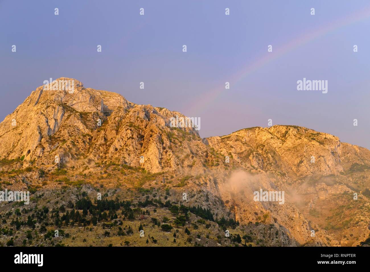Abendstimmung mit Regenbogen, Berge und Volujak Derinski Vrh, Ansicht von Kotor, Montenegro Stockfoto