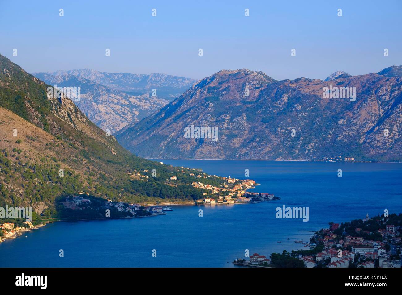 Dorf Prcanj, Blick von der Festung Sveti Ivan, Bucht von Kotor, Montenegro Stockfoto