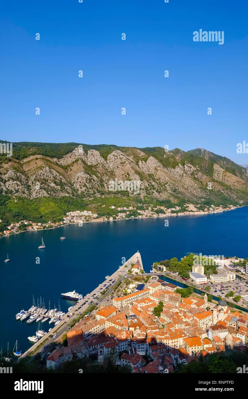 Altstadt von Kotor und Dorf Muo, Blick von der Festung Sveti Ivan, Bucht von Kotor, Montenegro Stockfoto
