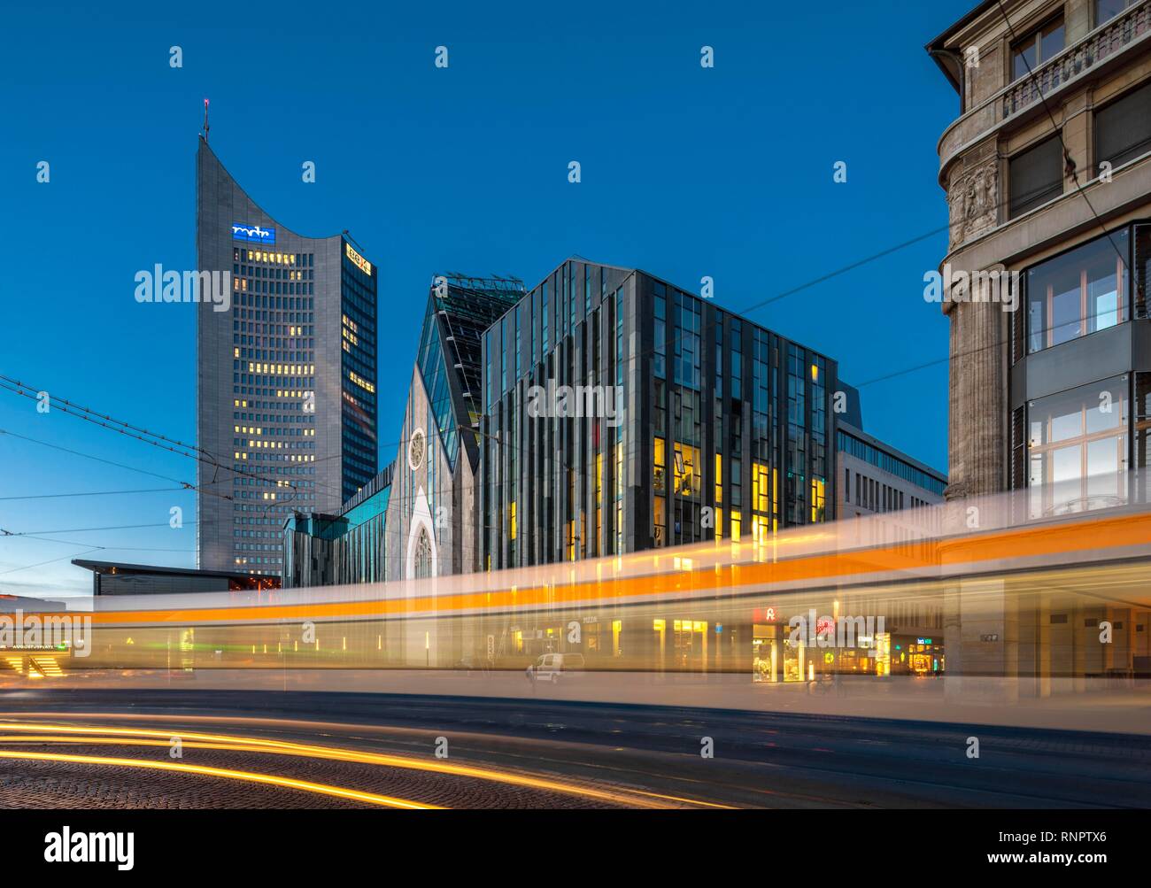 Augustusplatz mit City Tower, Universitätsgebäude Augusteum und Paulinum, Straßenbahn Light Titel, Universität Leipzig, Sachsen Stockfoto