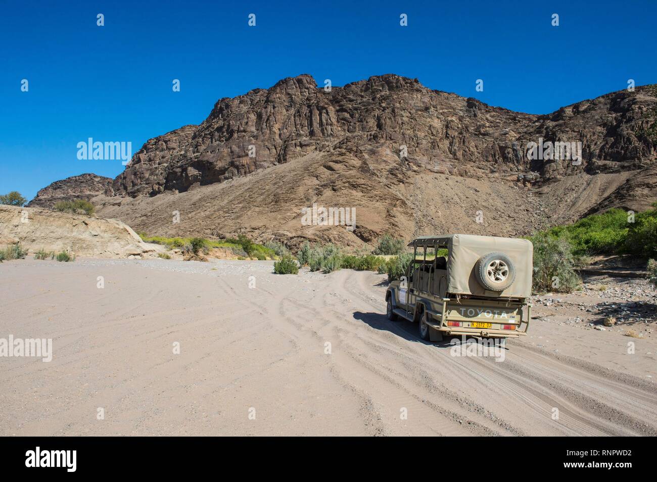 Touristische Jeep fahren durch den tiefen Sand auf der Suche nach Safari, Khurab finden, nördliche Namibia, Namibia Stockfoto