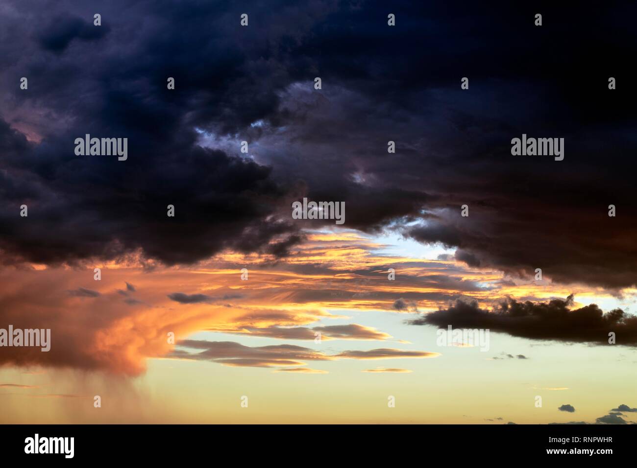 Dramatische wolken himmel, dunkle Gewitterwolken mit Sonnenuntergang, Stürme, Andalusien, Spanien Stockfoto