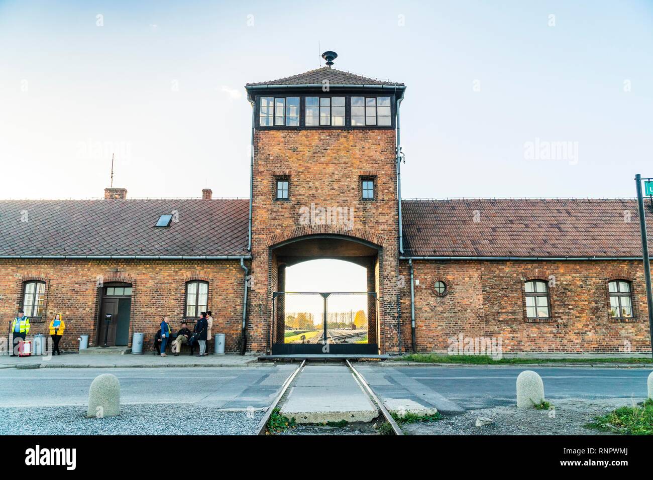 Bahn zum Haupteingang des Konzentrationslagers Auschwitz, Museum heute, Polen Stockfoto