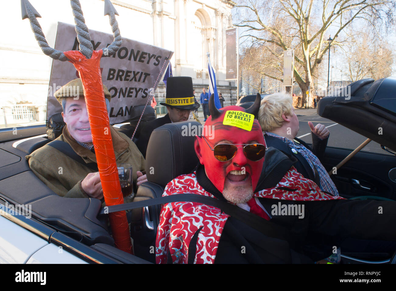 Der Teufel fahren" Nigel Farage', 'Jakob Rees Mogg' und 'Boris Johnson' (Faux Bojo) an die SODEM, St Valentines Tag, Kuchen nicht hassen. Abgeleitet von Stockfoto
