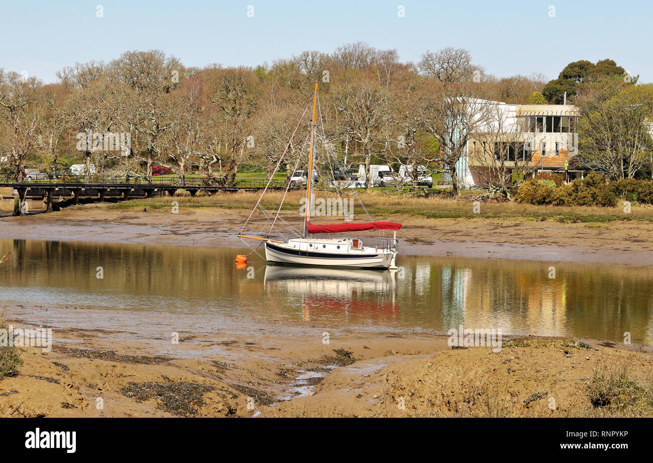 Yacht günstig auf dem Fluss Beaulieu in Hampshire, England, mit der Ebbe Stockfoto