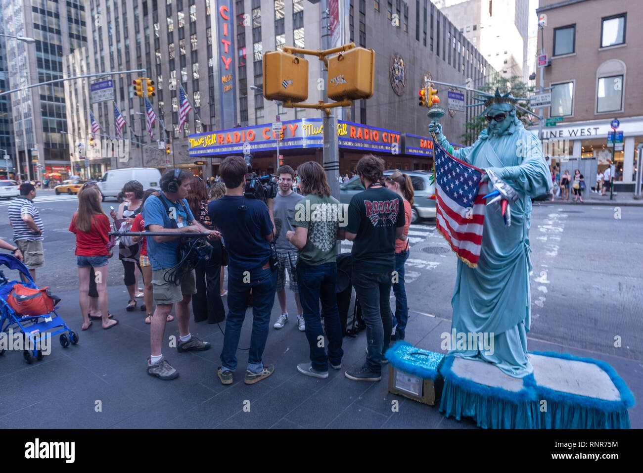Kameramann interviewen und eine mime-Street Performer mit der Darstellung der Freiheitsstatue in New York City Times Square, New York City, USA Stockfoto