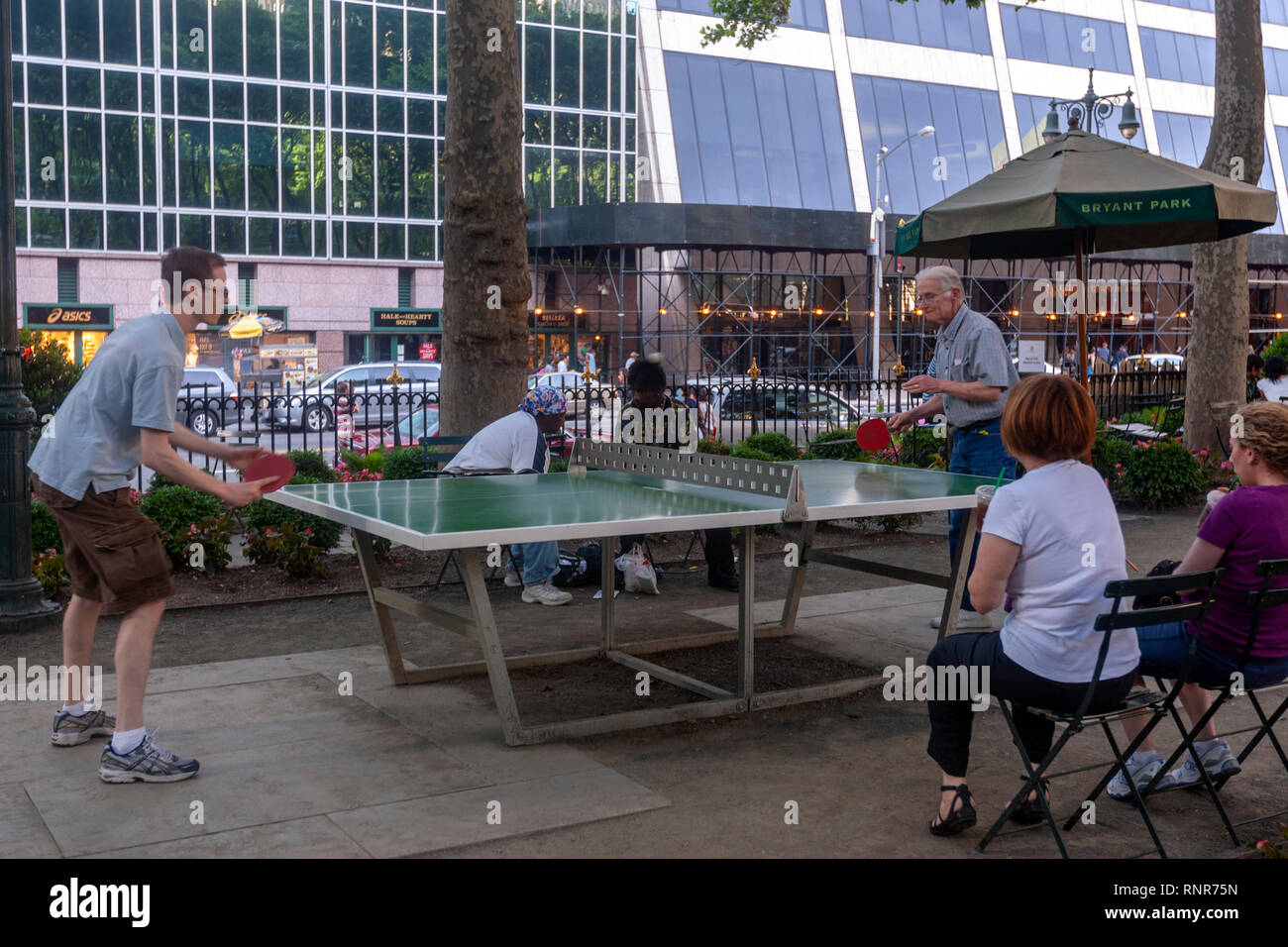 Manner Spielen Ping Pong Im Bryant Park New York City Usa