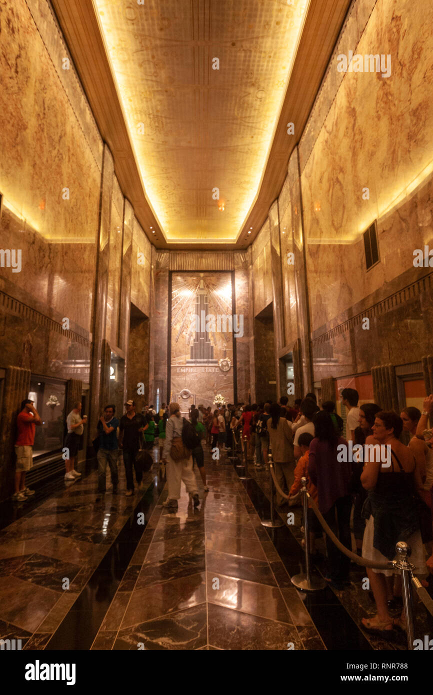 Cue Der Touristen In Empire State Building Lobby Und Aufzuge