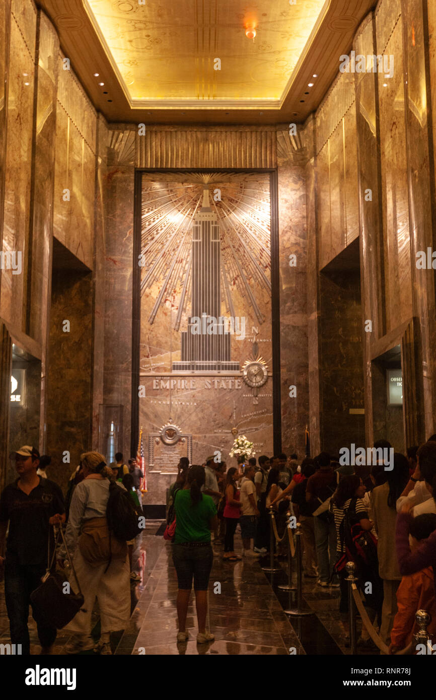 Cue Der Touristen In Empire State Building Lobby Und Aufzuge
