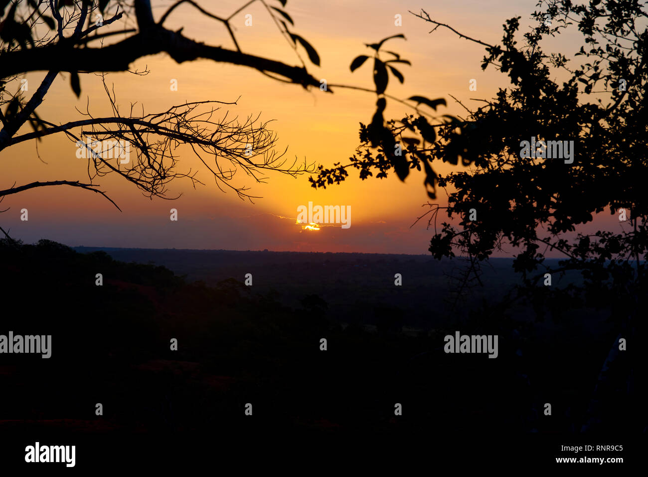 Ein Blick Auf Den Sonnenuntergang Uber Dem Marafa Canyon In Kenia Afrika Landschaft Und Safari Unter Eine Orange Abendhimmel Stockfotografie Alamy