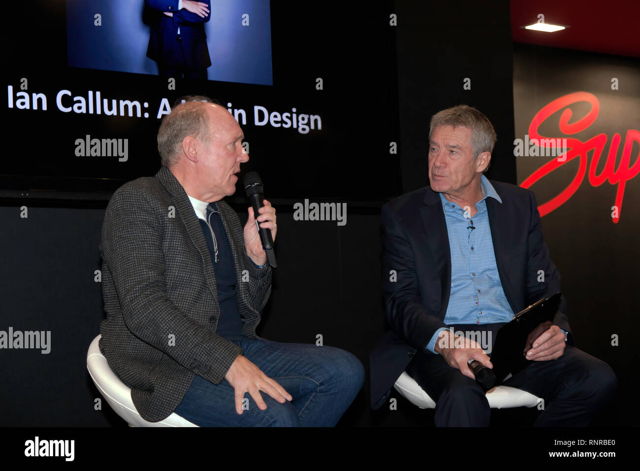 Ian Callum bespricht seine illustren design Karriere mit guest Host, Tiff Needell, am Supagard Theater, während der 2019 London Classic Car Show Stockfoto