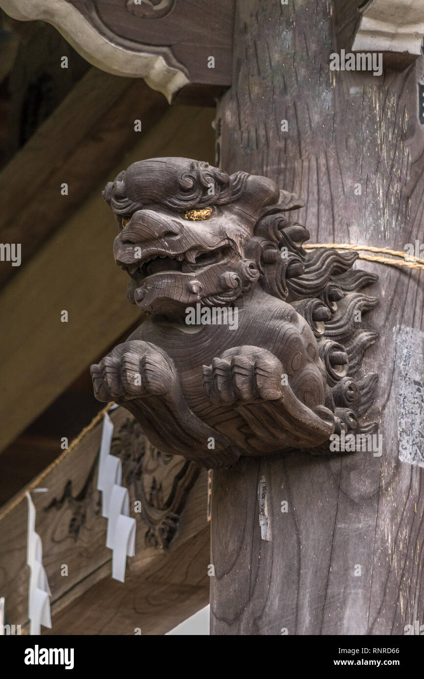 Aus Holz geschnitzte Shishi Lion riechen Schmuck der Chozuya oder Temizuya (Wasser Waschung Pavillon) an Suzukamyo Schrein, in Zama City, Kanagawa Präfekt Stockfoto