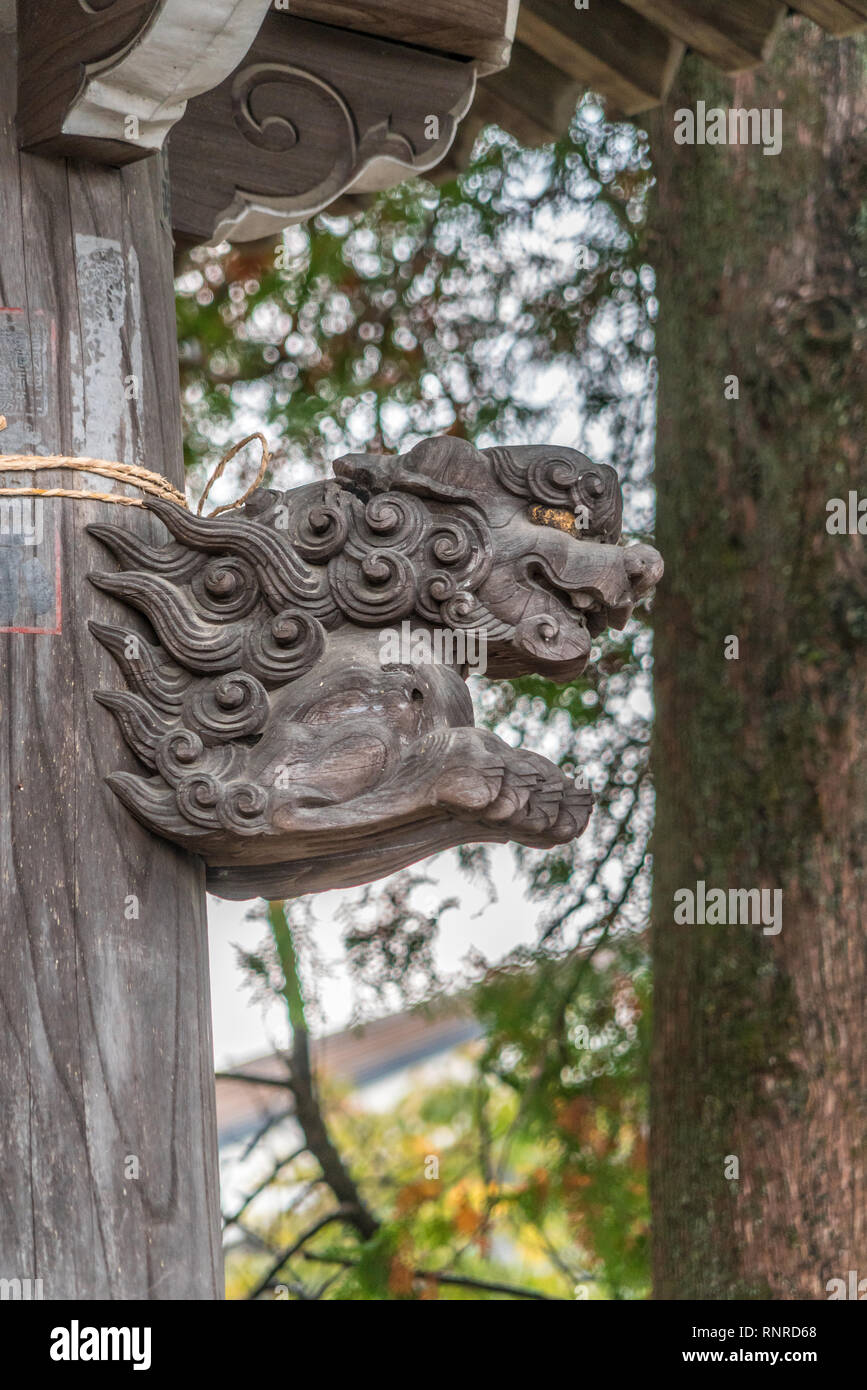 Aus Holz geschnitzte Shishi Lion riechen Schmuck der Chozuya oder Temizuya (Wasser Waschung Pavillon) an Suzukamyo Schrein, in Zama City, Kanagawa Präfekt Stockfoto