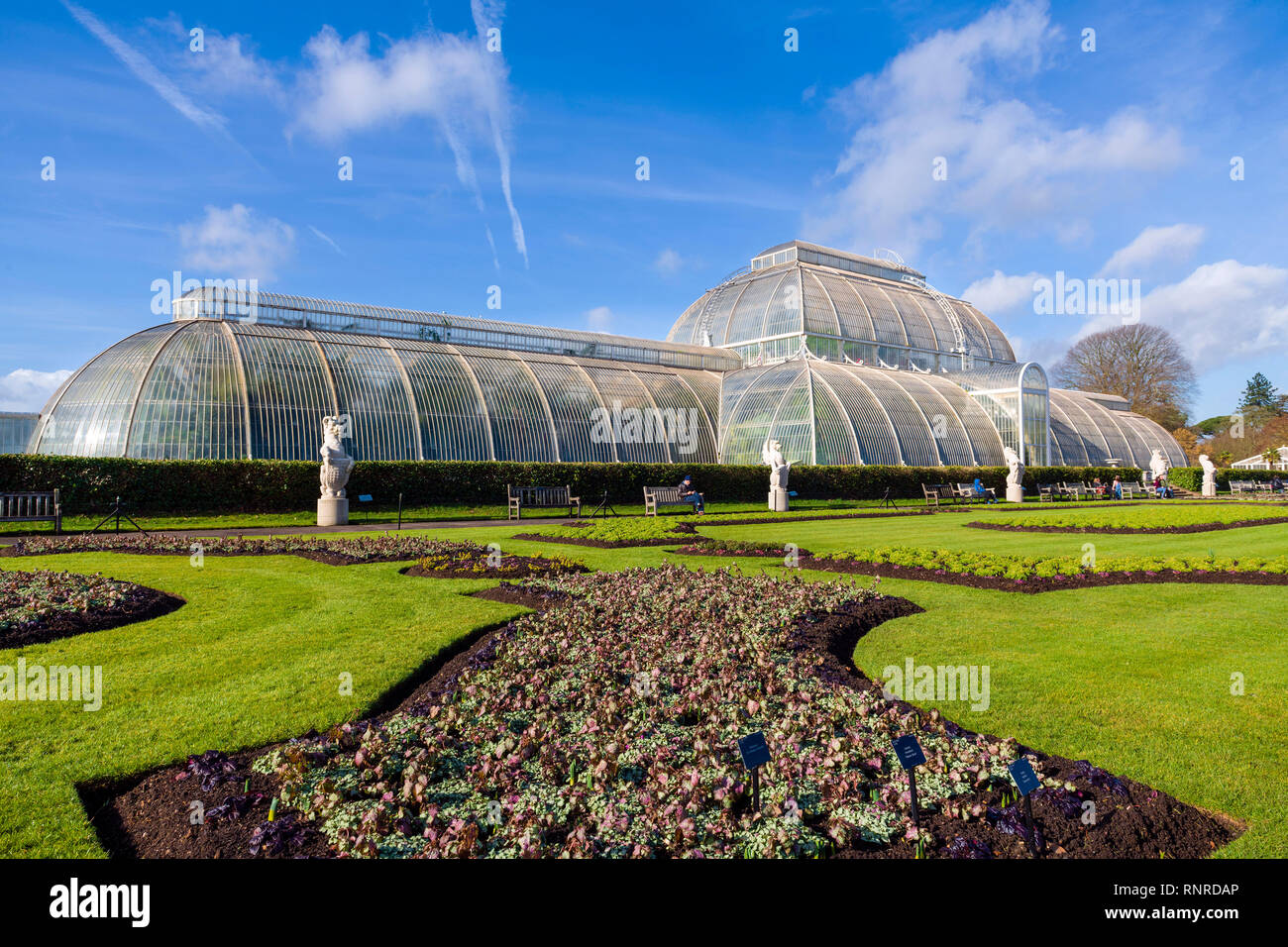 Kew Gardens Palm House, England, UK. Großes altes Gusseisen Gewächshaus. Stockfoto