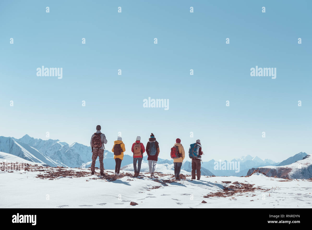 Große Gruppe der Wanderer oder Touristen oder Freunde steht auf Pass oder oben und blickt auf die Berge. Platz für Text Stockfoto