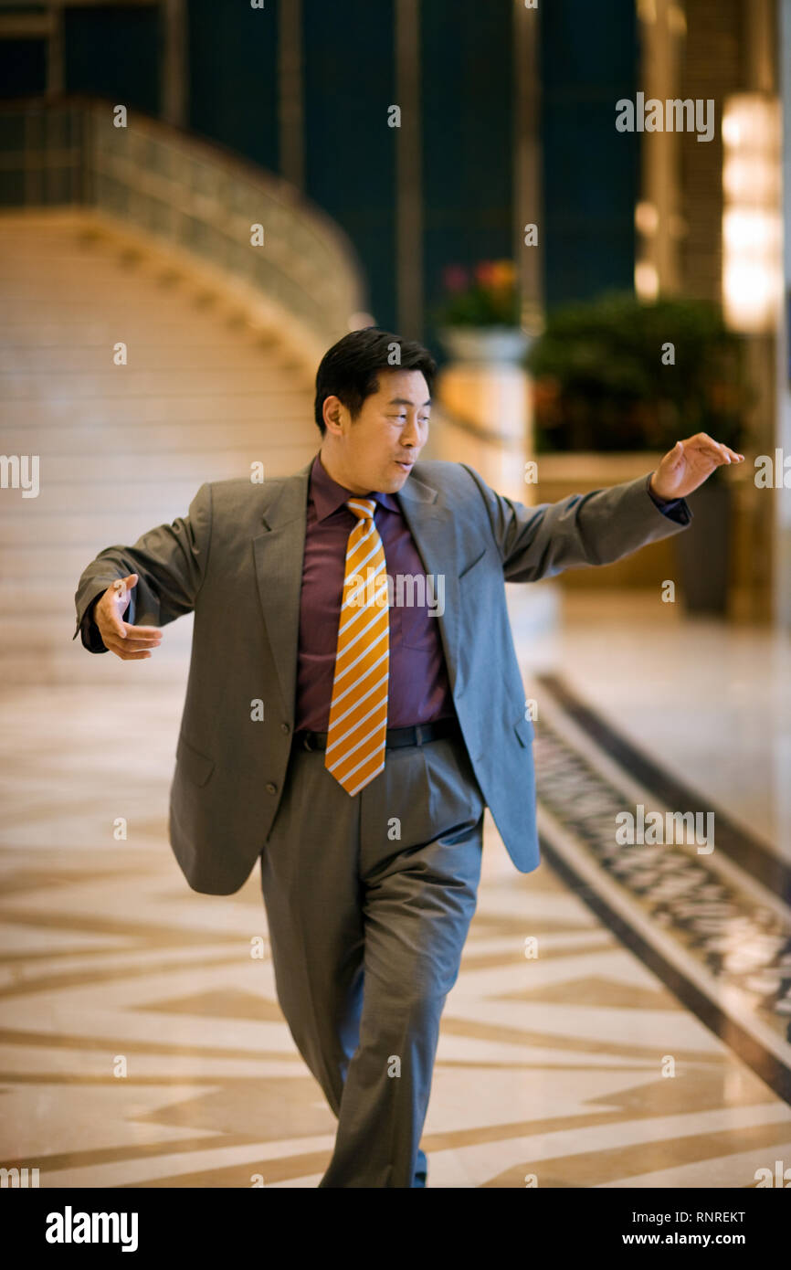 Mitte der erwachsene Mann tanzen in einer Lobby. Stockfoto