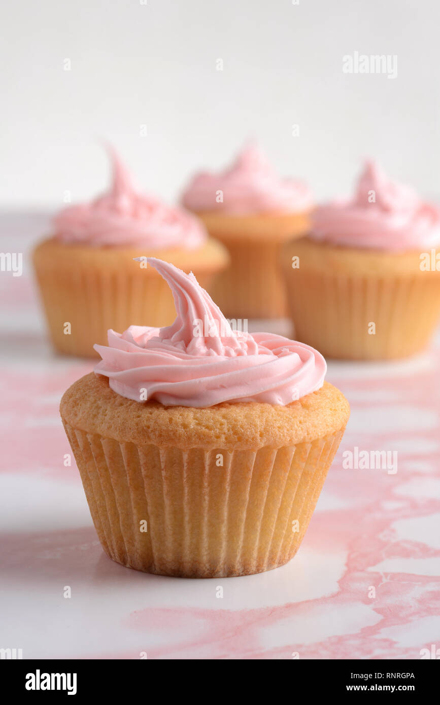 Vanille Cupcake mit rosa Zuckerguss Stockfoto