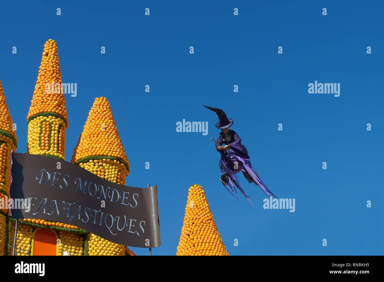 16. Februar 2019 Menton, Frankreich, eine Hexe während der 86Th Lemon Festival Fliegen Stockfoto
