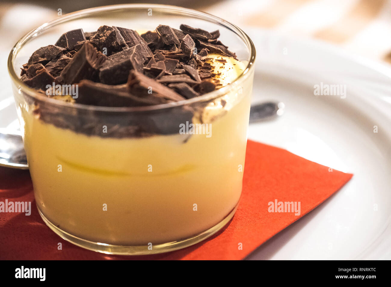 Portion Mascarpone con Scaglie di Cioccolato oder Mascarpone Schale mit Schokolade Flocken traditionellen italienischen Dessert Stockfoto