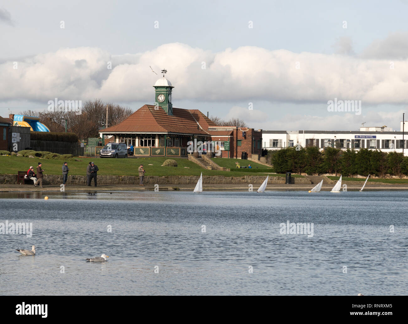 Mitglieder von Tynemouth Modell Boot Club Racing Modell Segelyachten auf dem See in Tynemouth Park, North East England, Großbritannien Stockfoto