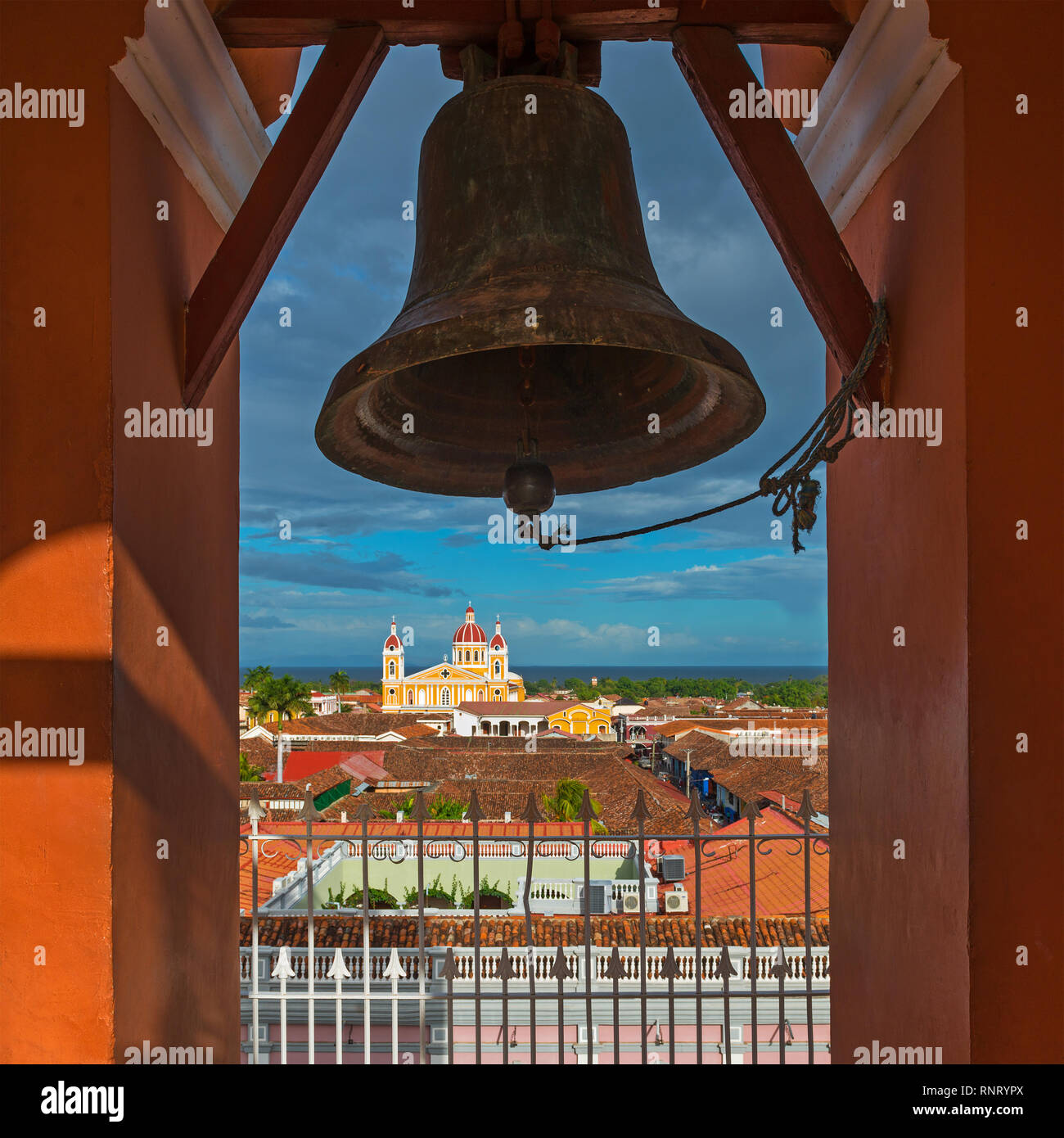 Stadtbild von der Stadt Granada im quadratischen Format, gelbe Fassade Kathedrale und Nicaragua See bei Sonnenuntergang vom Glockenturm der Kirche Merced, Nicaragua. Stockfoto