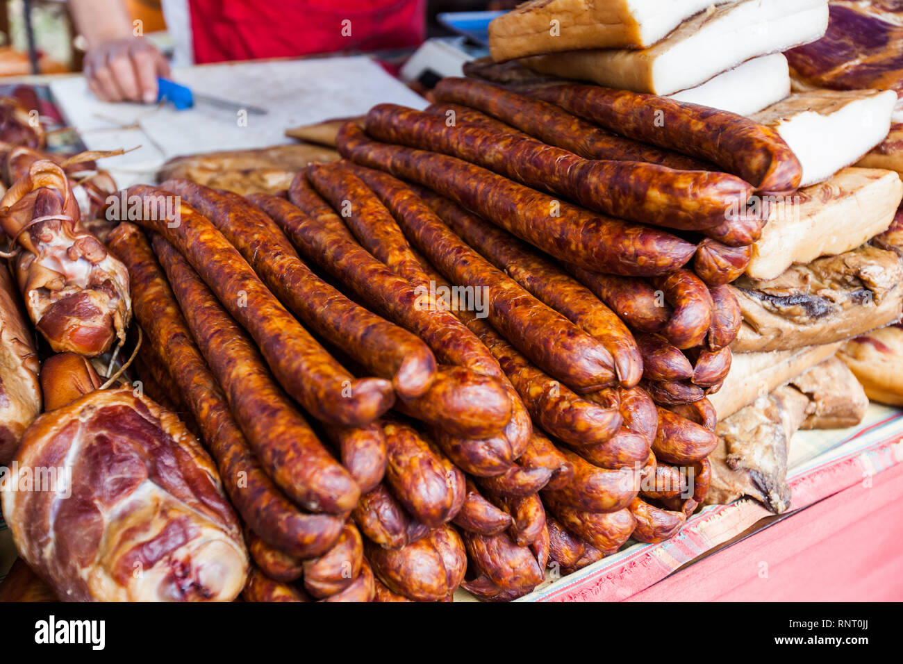 Traditionelle Speisen der lokalen Bauern markt. Geräuchert Würste Serbischen handgefertigt. Stockfoto