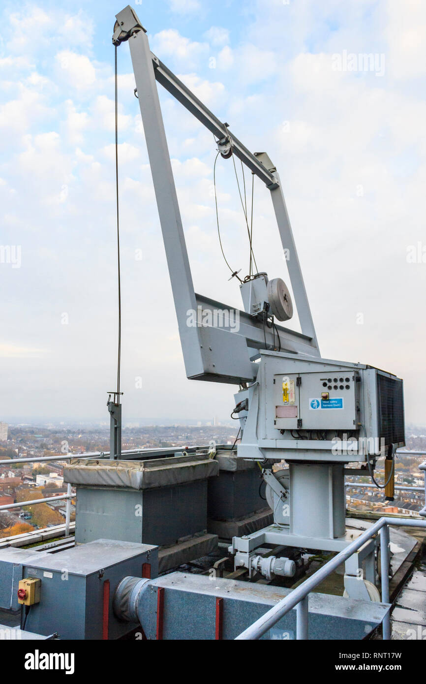 Mechanische Winde und Docking Station für Wartung Gebäude Exterieur und Fenster Reinigung auf dem Dach eines Hochhauses Stockfoto