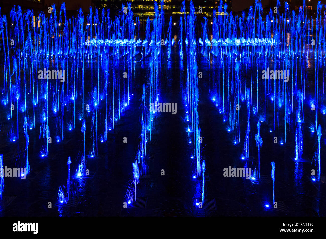 Die beleuchteten Fontänen im Getreidespeicher Square bei Nacht, King's Cross, London, UK Stockfoto